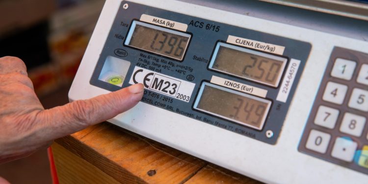 Slobodna Dalmacija – Varaju li trgovci Splićane dodavanjem težine proizvodima koji se važu? Stiglo objašnjenje: ‘Postoje specifični artikli‘