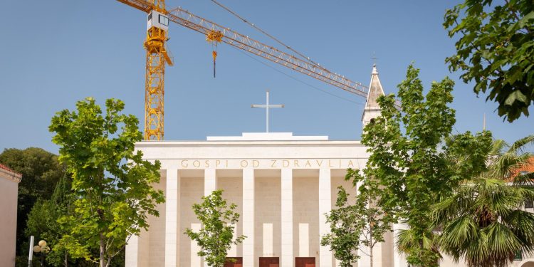 Slobodna Dalmacija – Kad mislimo da smo vidjeli sve: pogledajte gdje je turistkinja urinirala, prijateljice joj čuvale ‘stražu’