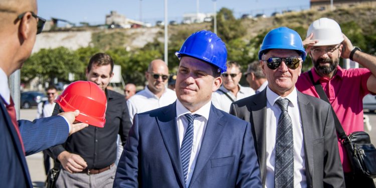 Slobodna Dalmacija – Ministar Oleg Butković uručit će ugovor županu Marku Jeliću, Vlada pokriva 75 posto troškova prijevoza