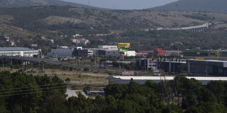 Slobodna Dalmacija – Šokantno otkriće u predgrađu Splita; pogledajte gdje poduzetnici smještaju strane radnike! ‘To je protuzakonito…’