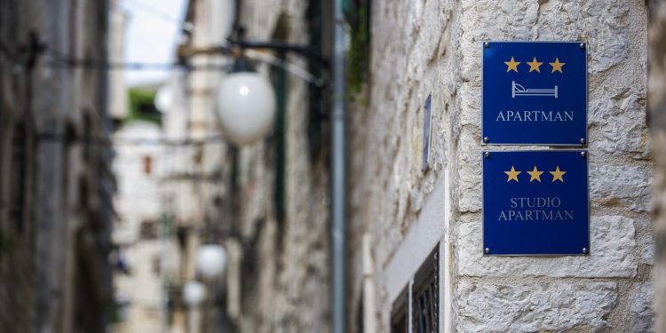 Šibenska rivijera bori se s infrastrukturnim problemima zbog apartmanizacije obale. Burić: ‘Inspekcije imaju itekako posla…’