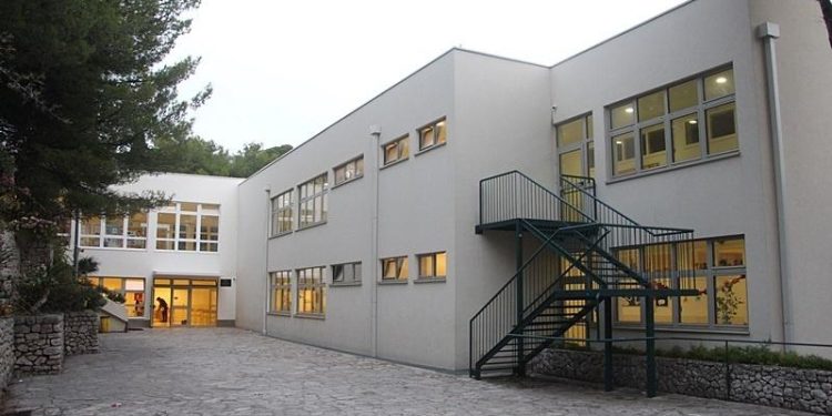 Gradonačelnik Franković proziva za politizaciju: ‘ Ivo Dulčić je dovoljno dobar za vitraje u crkvi svetog Vlaha, ali ne i za ime lapadske škole?!’