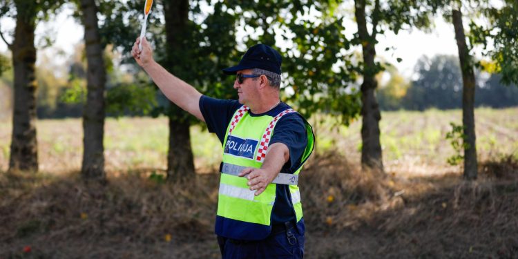 Slobodna Dalmacija – Policija ‘štopala’ mladog Splićanina, nema što mu nisu našli. Na kraju je uhićen, a ostao je i bez auta…