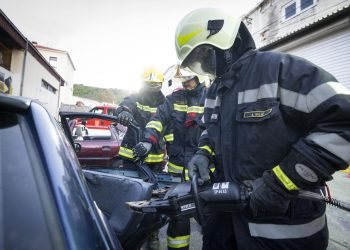 Slobodna Dalmacija – Stranci u centru Splita ostavili pse zatočene u autu; vatrogasci ih krenuli spašavati, a onda su se pojavili…