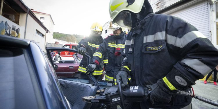 Slobodna Dalmacija – Stranci u centru Splita ostavili pse zatočene u autu; vatrogasci ih krenuli spašavati, a onda su se pojavili…