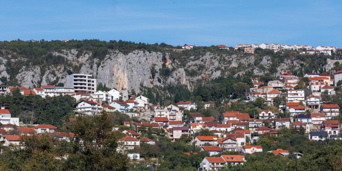 Slobodna Dalmacija – Policija uhitila dilera iz Imotskog; sve je lijepo zapakirao u paketiće. Ovo su mu sve pronašli prilikom pretrage doma