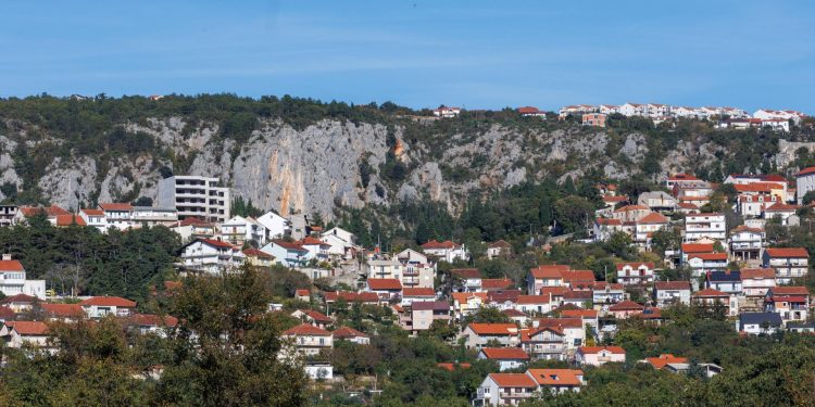 Slobodna Dalmacija – Policija uhitila dilera iz Imotskog; sve je lijepo zapakirao u paketiće. Ovo su mu sve pronašli prilikom pretrage doma