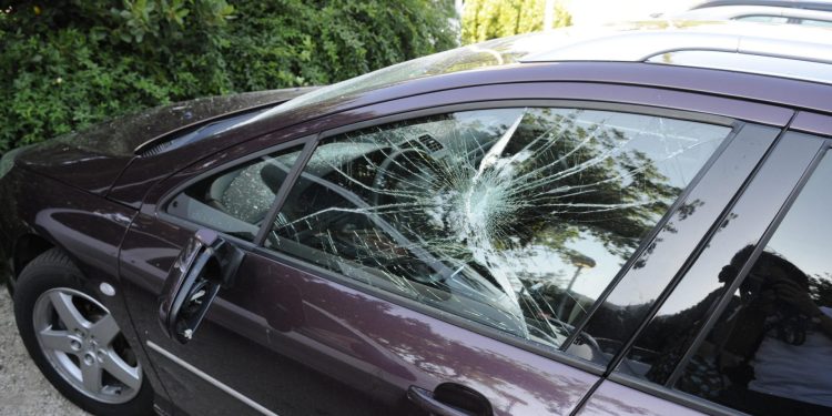 Slobodna Dalmacija – 42-godišnjak kamenjima razbijao i oštetio više automobila u centru Splita. Policija ga tereti za niz kaznenih djela