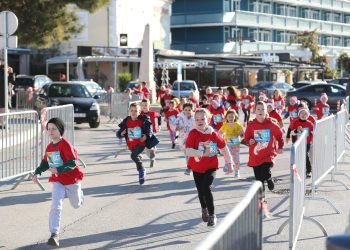 Prve ovogodišnje “Dječje litnje igre” u Biogradu na moru: skakanje u vrićama, zavezane oči, prenošenje jaja u žlici, prolaz ispod letve…