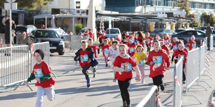 Prve ovogodišnje “Dječje litnje igre” u Biogradu na moru: skakanje u vrićama, zavezane oči, prenošenje jaja u žlici, prolaz ispod letve…