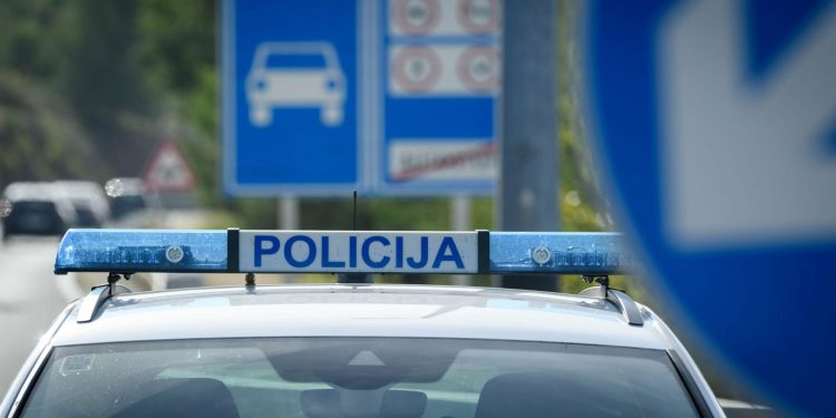 Prometna nesreća u Uzdolju: Muškarac (42) pod utjecajem alkohola izgubio nadzor i prevrnuo automobil na krov