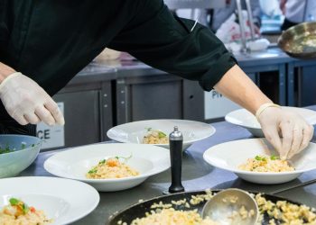 Slobodna Dalmacija – Istina o sezoni: ‘Kuhari peru WC, dva radnika dijele jedan krevet, a poslodavci lažu i muljaju oko plaća’