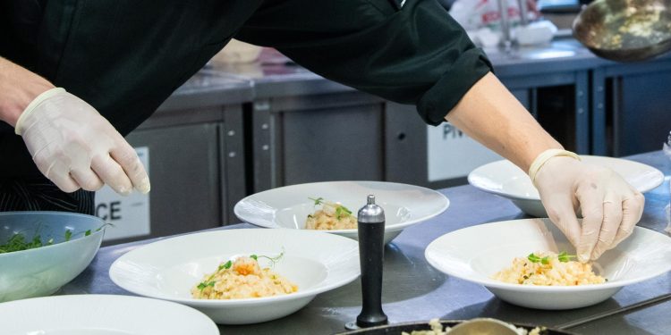 Slobodna Dalmacija – Istina o sezoni: ‘Kuhari peru WC, dva radnika dijele jedan krevet, a poslodavci lažu i muljaju oko plaća’