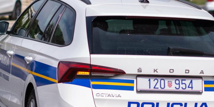 Slobodna Dalmacija – Veliki sudar dvaju vozila kod poznate trgovine u Trogiru, jedna osoba zatražila liječničku pomoć. Doznali smo detalje…