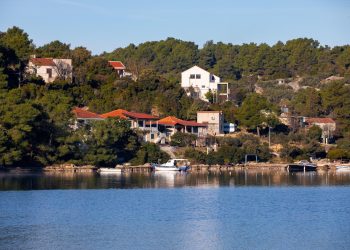 Slobodna Dalmacija – Od radnika koji je danas preminuo oprostili se djelatnici ugostiteljskog bara na Šolti. Pomoć je brzo stigla, ali…