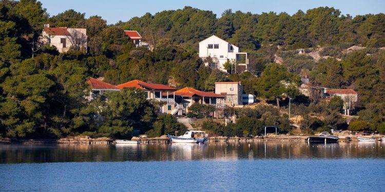 Slobodna Dalmacija – Od radnika koji je danas preminuo oprostili se djelatnici ugostiteljskog bara na Šolti. Pomoć je brzo stigla, ali…