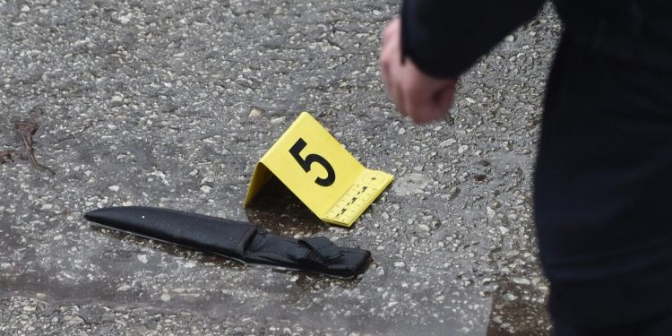 44-godišnjak završio u istražnom zatvoru, u Zadru je dvojicu ozlijedio nožem, a trećem muškarcu je slomio šaku