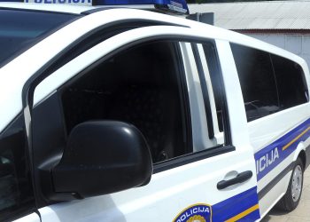 Policija u autu zatekla dva muškarca, oni im dragovoljno predali prilične količine amfetamina i kokaina