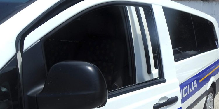 Policija u autu zatekla dva muškarca, oni im dragovoljno predali prilične količine amfetamina i kokaina