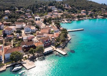 Slobodna Dalmacija – Ukrajinka besramno devastirala predivnu pelješku valu, gradila bez dozvole, uništila šumu…. Zaustavila je policija!