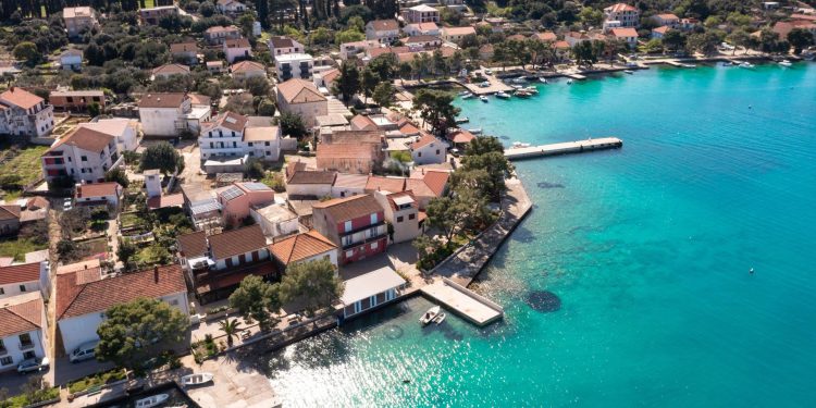 Slobodna Dalmacija – Ukrajinka besramno devastirala predivnu pelješku valu, gradila bez dozvole, uništila šumu…. Zaustavila je policija!