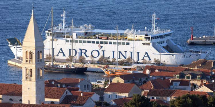 Slobodna Dalmacija – Opet došlo do tehničkog problema na trajektu ‘Jadrolinije’! Putnici preusmjereni na drugi brod: ‘Sustav je stabilan…’