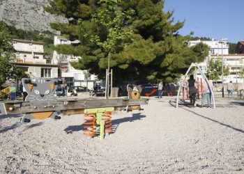 Slobodna Dalmacija – Umirovljenik u Makarskoj fizički napao dijete na igralištu, a zatim nasrnuo i na čovjeka koji ga je pokušao zaustaviti