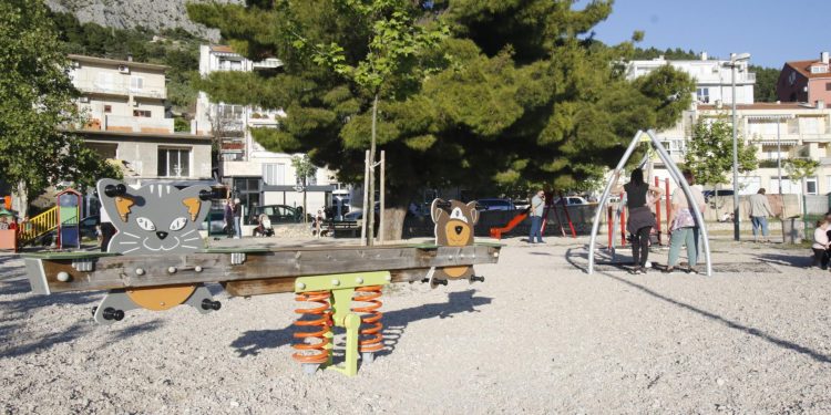 Slobodna Dalmacija – Umirovljenik u Makarskoj fizički napao dijete na igralištu, a zatim nasrnuo i na čovjeka koji ga je pokušao zaustaviti