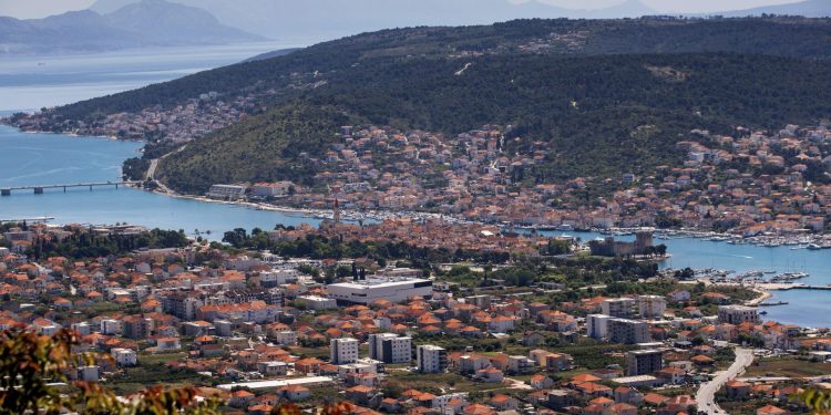 Slobodna Dalmacija – Dio Čiova ostao bez struje na jedan od najvrućih dana u godini. Mještani ogorčeni: ‘Ulazimo u podrume da se rashladimo!’