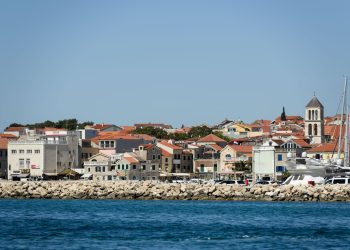 Objavljeni detalji tučnjave u Vodicama; U demoliranom kafiću ‘letjele’ čaše i boce, posla imali i u šibenskoj bolnici