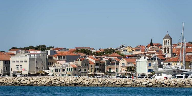 Objavljeni detalji tučnjave u Vodicama; U demoliranom kafiću ‘letjele’ čaše i boce, posla imali i u šibenskoj bolnici