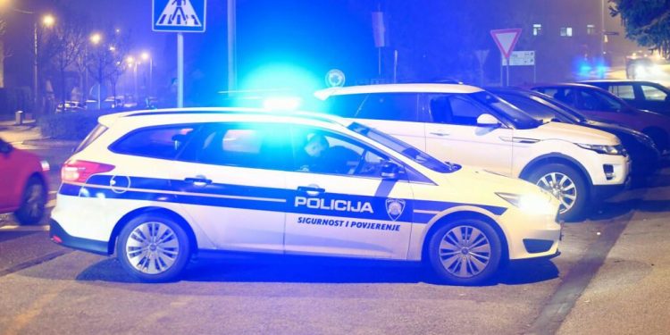 Mladić ugledao policajce, pa ih počeo vrijeđati i bježati… Ubrzo je uhićen, a kod njega je pronađen kokain i džepni nož