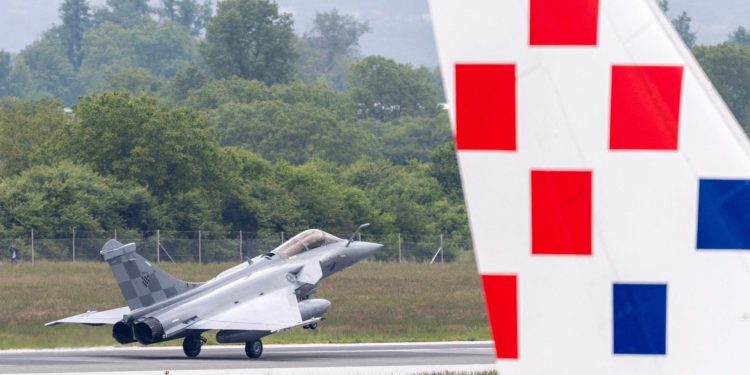Slobodna Dalmacija – VIDEO Let zrakoplova Rafale iznad Splita i okolice uznemirila mnoge: ‘Ljudima su pokvarili odmor, nisu htjeli ni u more’