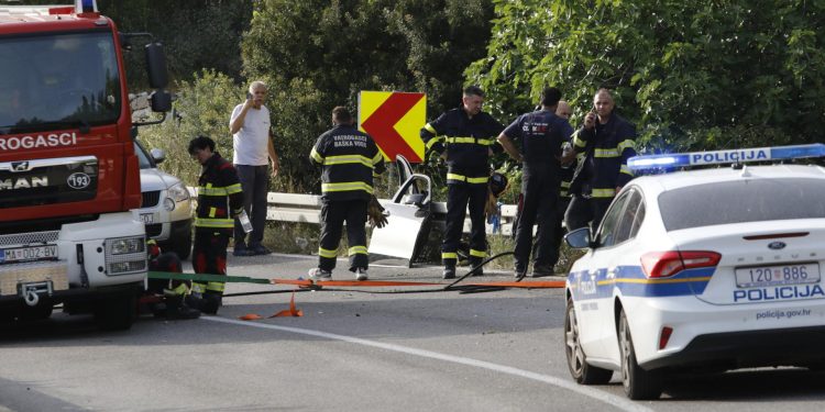 Slobodna Dalmacija – Teška prometna nesreća u okolici Splita: sudarili se automobil i kamion, jedna osoba je ozlijeđena i prevezena u KBC