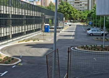 Slobodna Dalmacija – Stanarima Dobriline puna kapa radova: Godinu i pol čekaju parkiralište, sad se renovira škola pa su blokirani i s juga!