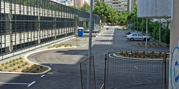 Slobodna Dalmacija – Stanarima Dobriline puna kapa radova: Godinu i pol čekaju parkiralište, sad se renovira škola pa su blokirani i s juga!