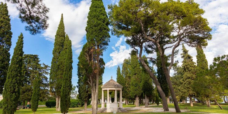 Slobodna Dalmacija – Opet vandalizam na jednoj od najljepših splitskih lokacija; osvanule škrabotine na vrijednoj baštini, pogledajte sramotu