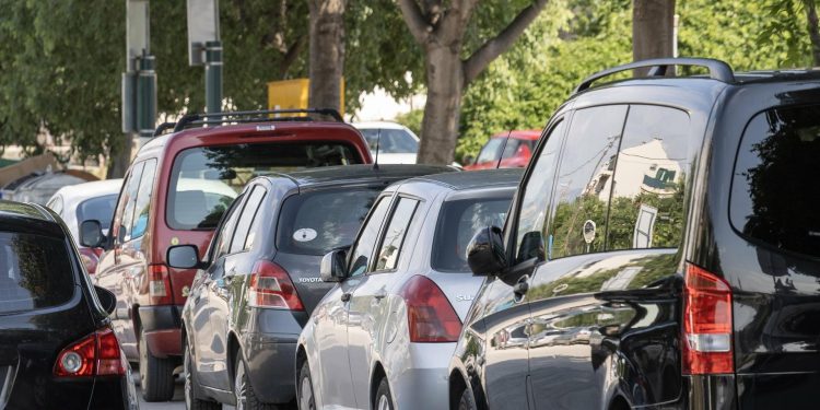 Slobodna Dalmacija – Pitamo se tko je ovom dao vozačku, pogledajte kako li se ‘namjestio’. Parkiranje u Splitu postalo je prebolno za gledati