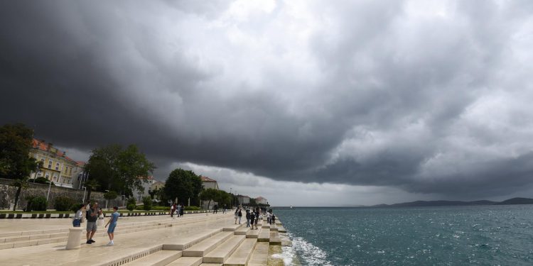 Sutra narančasto upozorenje za zadarsko područje: moguće je grmljavinsko nevrijeme s tučom ili prolazno olujnim vjetrom!