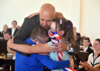 Slobodna Dalmacija – Tri grada na tri otoka otkrili kako mlade zaustaviti da ne odlaze, a velikim uspjehom smatraju kad im