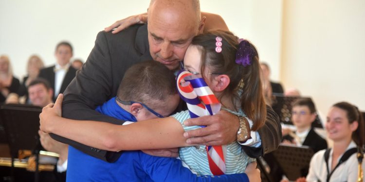 Slobodna Dalmacija – Tri grada na tri otoka otkrili kako mlade zaustaviti da ne odlaze, a velikim uspjehom smatraju kad im