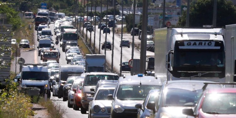 Slobodna Dalmacija – Prometna nesreća na ulazu u Split: kolona se u trenu stvorila kod ulaza u Šine; pripazite i pripremite se za gužvu