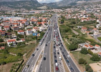 Slobodna Dalmacija – ‘Ovo je jako opasno!’ Turisti u zadnji čas sijeku tri trake na ovoj točki u Splitu i eto kaosa. Za sve je kriv putokaz!?