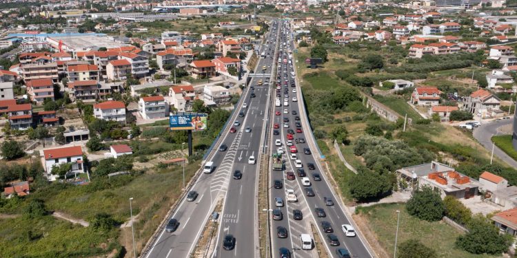Slobodna Dalmacija – ‘Ovo je jako opasno!’ Turisti u zadnji čas sijeku tri trake na ovoj točki u Splitu i eto kaosa. Za sve je kriv putokaz!?