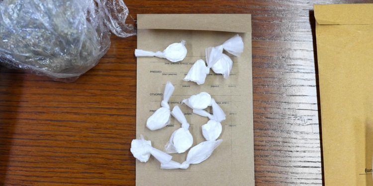 Policija pretražila stan 29-godišnjaka u Zadru, pronašli su nekoliko vrsta droge, joint, digitalnu vagu…