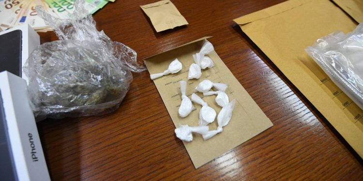 Policija u Jazinama uhvatila 24-godišnjeg dilera, kod njega pronašli 10,7 grama amfetamina, oko 2,8 grama MDMA…