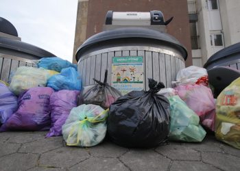 Slobodna Dalmacija – Makarska se bori s gomilama otpada, a gradonačelnik sanja