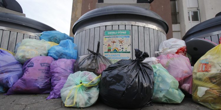 Slobodna Dalmacija – Makarska se bori s gomilama otpada, a gradonačelnik sanja