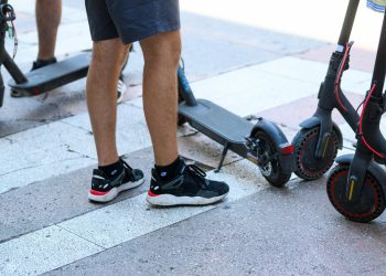 Slobodna Dalmacija – Splićanka završila u bolnici nakon pada s električnog romobila; vozila bez kacige. Znate li kolike su kazne za to?