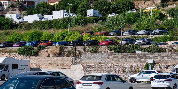 Priča se da državljani zemalja izvan EU i dalje nekažnjeno ne plaćaju parking. Je li to istina?